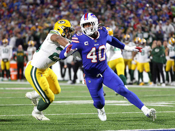Miller gets around a block during a 2022 game against the Green Bay Packers.